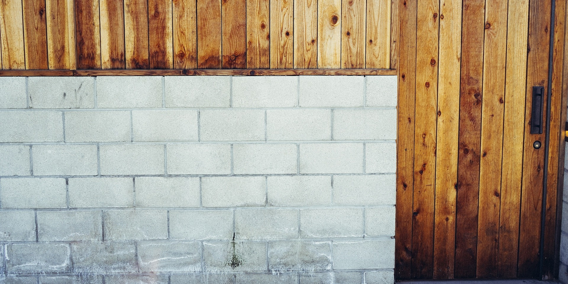 Le béton cellulaire à tout pour plaire. Il s'agit d'un matériaux léger et malléable. À la fois porteur et isolant, il permet une isolation stable dont la structure alvéolaire constituée de millions de bulles d'air (mousse) lui confère ses propriétés d'isolant thermique. D'un point de vue acoustique, il peut être tentant de remplacer le béton traditionnel par un béton cellulaire. Une erreur a ne pas commettre, en particulier dès lors qu'une isolation acoustique aux bruits aériens est recherchée entre locaux. Voici quelques explications.