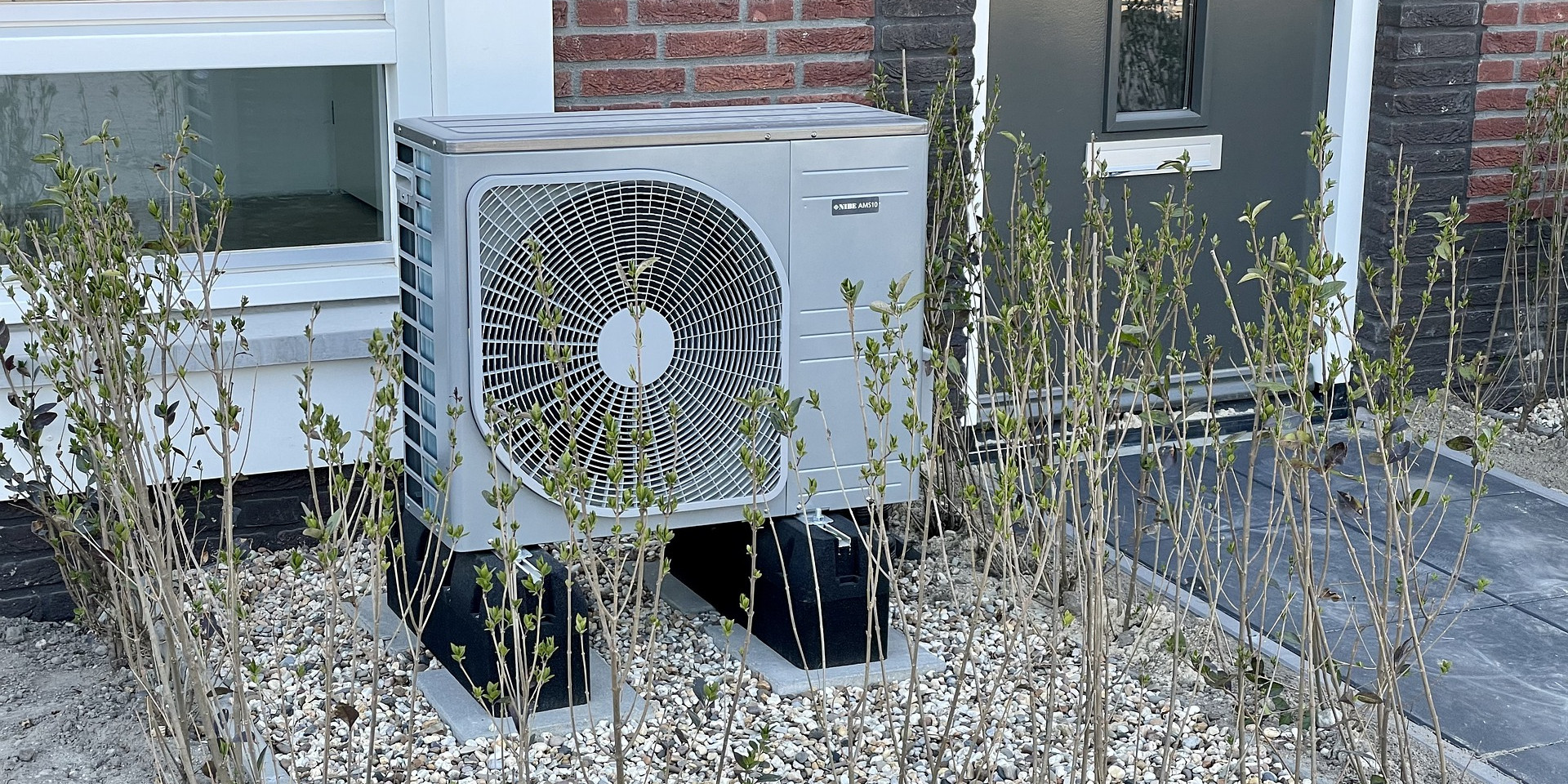 Les Pompes à Chaleur (ou PAC) assurent, au sein des bâtiments, un confort thermique à la fois en hiver et en été. Ces systèmes thermiques, réversibles, permettent de chauffer les bâtiments en hiver et de climatiser les locaux en été. Le plus souvent localisées en façades ou à proximité, les PAC se doivent de répondre à certaines exigences en matière de mise en œuvre afin de limiter tant les nuisances sonores internes aux bâtiment qu'au sein du voisinage.