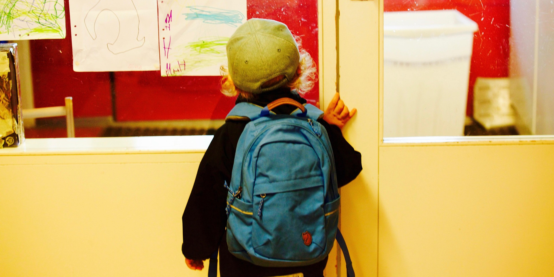 Les crèches sont des lieux d'accueil collectif destinés aux enfants préscolaires, dès l'âge de 2 mois. Les crèches ont pour rôle de pallier au mieux à l'absence des parents, mais sans s'y substituer. Il s'agit également de lieux permettant à l'enfant de découvrir la vie en collectivité et dont les équipes d'encadrement et d'animation s'appuient sur des projets éducatifs. Face à l'importance du confort acoustique sur le développement et l'apprentissage des enfants, qu'en est-il des obligations acoustiques en matière de construction et d'aménagement des crèches ou des espaces d'accueil des enfants de moins de 6 ans (hors établissements scolaires) ?
