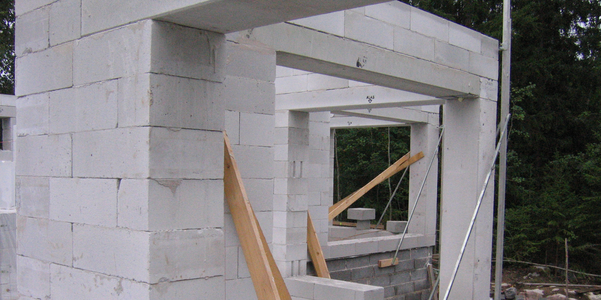 Le béton cellulaire durci autoclavé est un béton léger ayant une masse volumique faible (de l'ordre de 500 kg/m³) en partie liée aux bulles de gaz qu'il contient. Le béton cellulaire est un matériau de construction préfabriqué destiné généralement au gros œuvre des bâtiments (porteur ou non porteur). La pose en est rapide et l'assemblage se fait généralement au mortier-colle pour une pose dite à joint mince. Mais pour autant, peut-on considérer d'un point de vu phonique le béton cellulaire comme équivalent à un béton traditionnel pour l'isolement acoustique des bâtiments ?