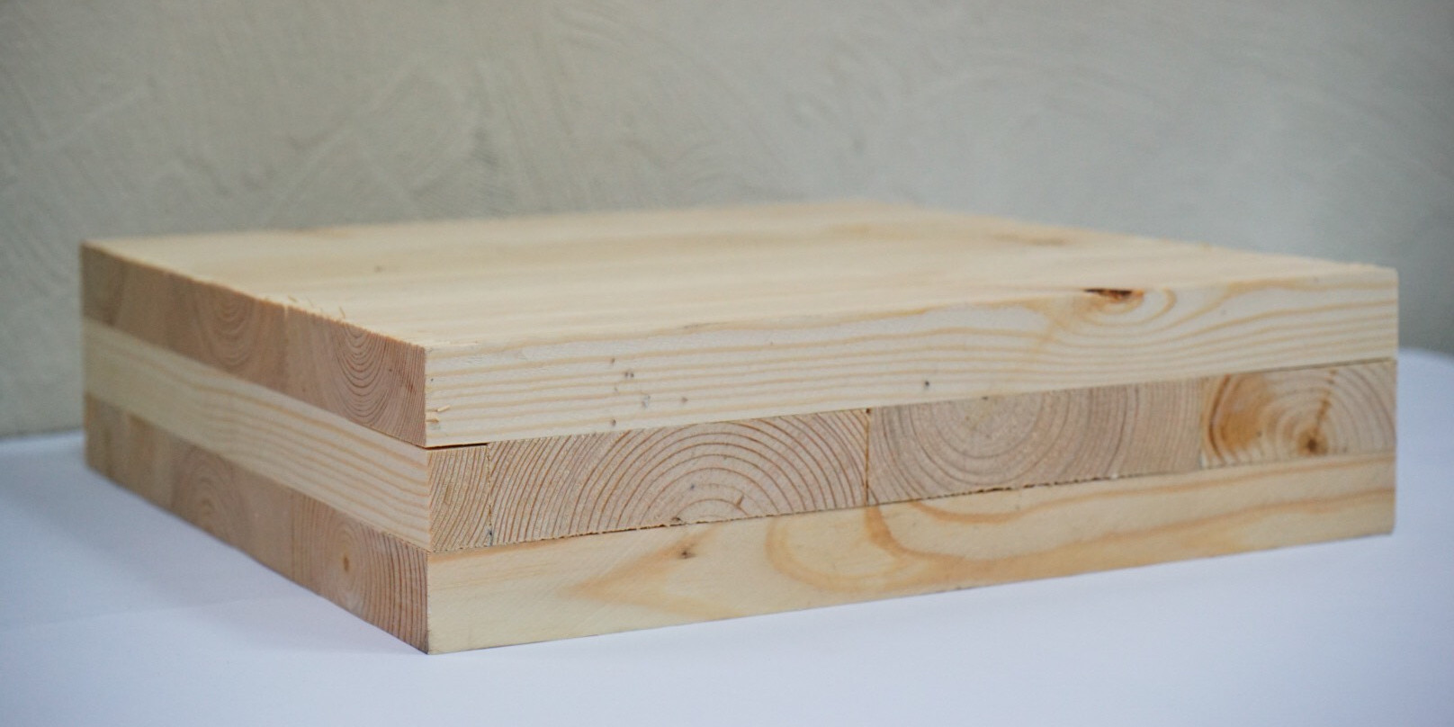 La mise en œuvre de planchers CLT (Cross Laminated Timber ou bois lamellé croisé) dans les constructions à ossatures bois est de plus en plus courant dans le domaine de la construction en France. Pour des questions principalement de confort acoustique, il n'est pas possible, au sein des bâtiments à usage d'habitation, de conserver un CLT brut comme il pourrait l'être pour un plancher béton. Ainsi, les stratégies de traitements acoustiques des planchers CLT reposent à la fois par des doublages phoniques en sous face de plancher mais également par l'utilisation de chapes acoustiques. Ces chapes ont un intérêt combiné de traitement acoustique des bruits aériens et solidiens. Voici quelques exemples de mises en œuvre pratiques. 