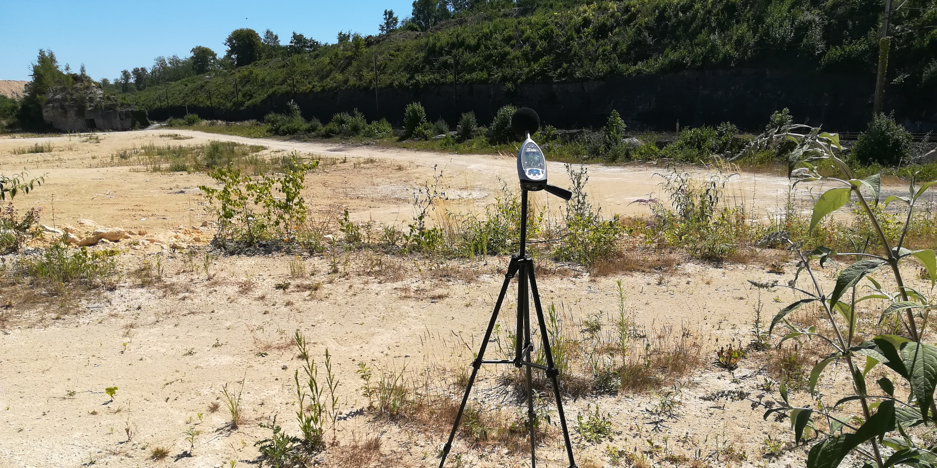 Qu'il s'agisse d'une étude acoustique portant sur la caractérisation des nuisances sonores dans l'environnement ou la réalisation d'un état des lieux acoustique initial (niveau de bruit résiduel) pour la construction d'une infrastructure nouvelle (salle de sport, de réception, ICPE...), il est bien souvent nécessaire de procéder à la réalisation de mesures acoustiques. Mais attention aux idées reçues : mesurer un niveau de bruit ne se limite pas à poser un sonomètre et appuyer sur un bouton ! Toute opération de mesure acoustique est associée à une démarche technique et scientifique rigoureuse pour s'assurer que la valeur mesurée est la plus proche de la réalité. Nous vous présentons 4 erreurs à éviter lors de la réalisation des mesures acoustiques dans l'environnement. 
