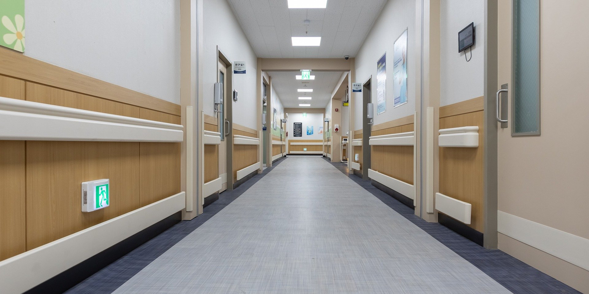 De manière équivalente aux établissements d'enseignement et d'hébergement, les établissements de santé et de soins (régis par le livre Ier de la partie VI du code de la santé publique) doivent répondre à des performances de confort acoustique minimales. Ces objectifs acoustiques sont détaillés dans l'arrêté du 25 avril 2003 qui fixe les modalités d'évaluation et d'isolement acoustique standardisé minium pour les bâtiments autres que ceux d'habitation. 
