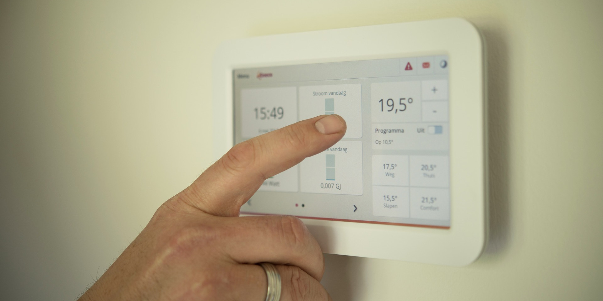 Un ventilo-convecteur correspond à un bloc de ventilation (unité terminale) traitant l'air d'un local de réception et permettant ainsi de diffuser la chaleur (système réversible) produite par une pompe à chaleur (généralement air-air). Les ventilo-convecteurs sont un moyen idéal pour des montés en température rapides des pièces. Mais à la différence des CTA (Centrale de Traitement d'Air), suivant le mode de fonctionnement, c'est à dire la vitesse de rotation des ventilateurs, le niveau sonore peut être très important et gênant.